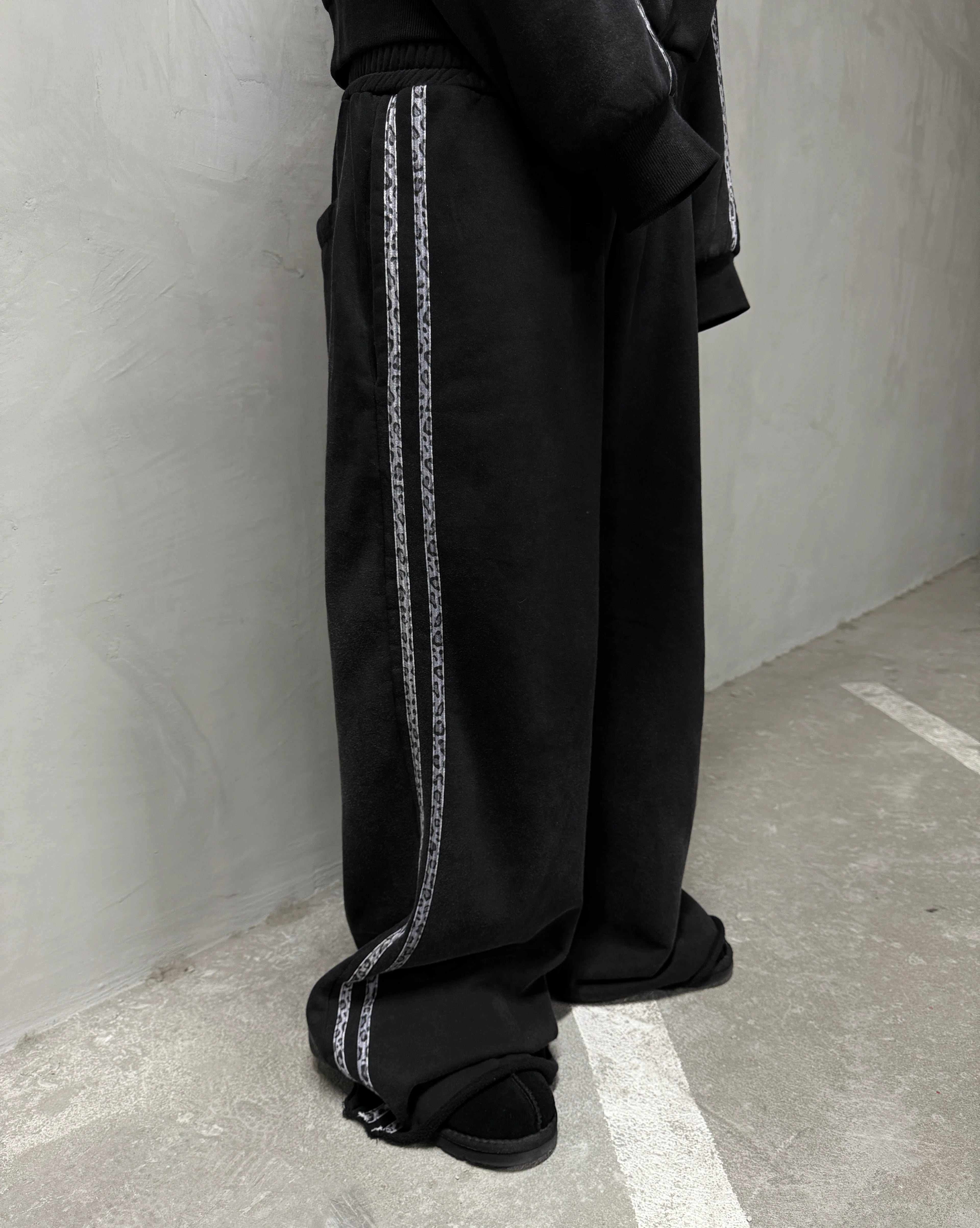 SNOW LEOPARD SWEATPANTS